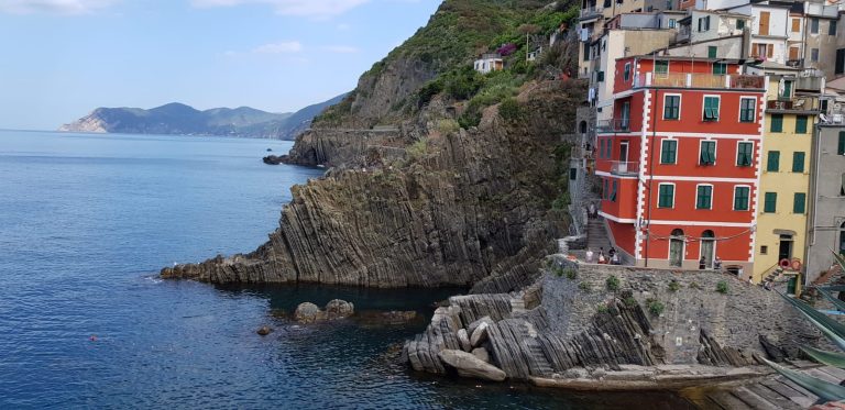 CINQUE TERRE-RED BLDG