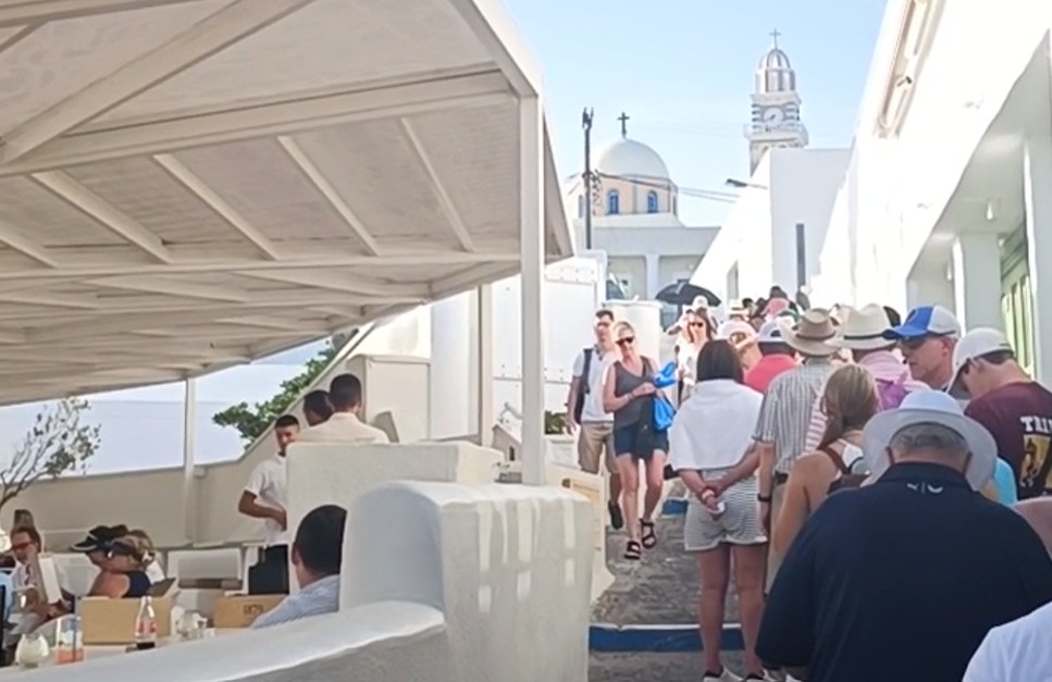santorini summer crowds